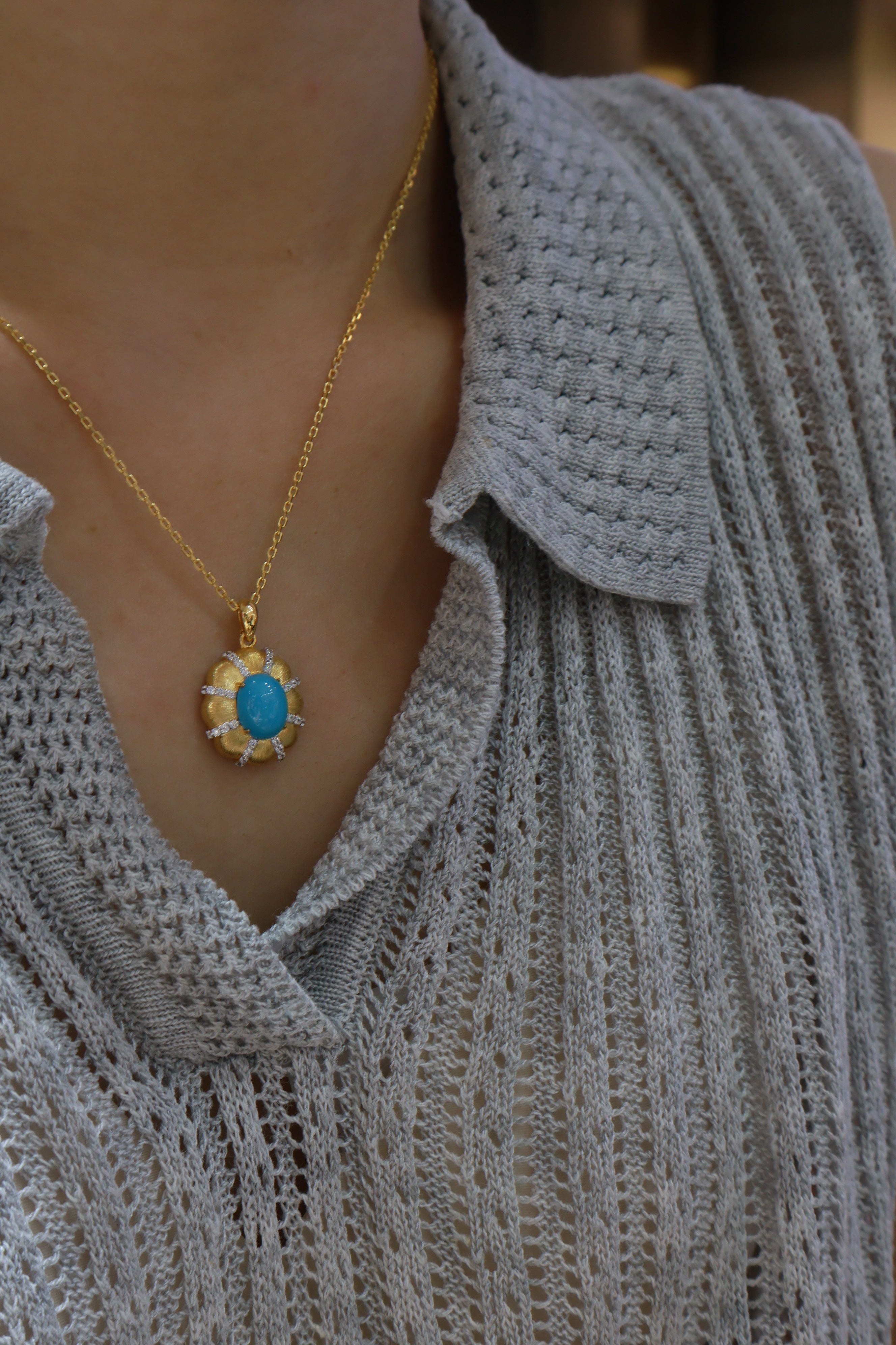 Turquoise Pendant with a Vintage Design and Built-in Soft Light Filter
