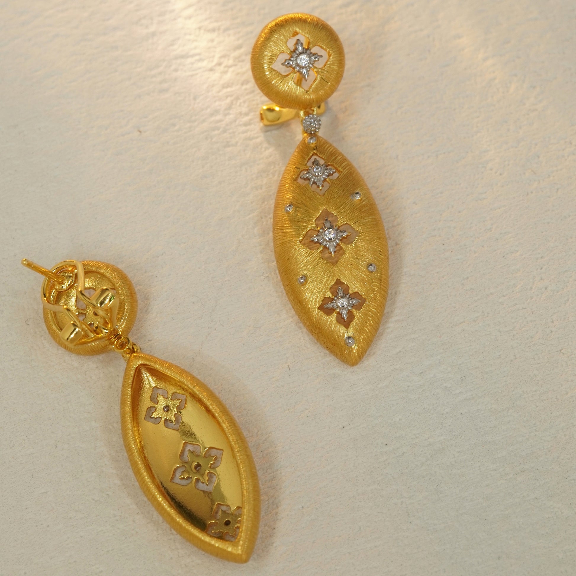 925 sterling silver gold plated earrings with hinged closure and floral design
